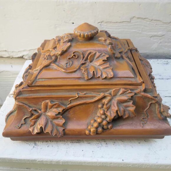 Stunning Intricately Sculpted Ornate Grape Vines Large Lidded Trinket Box - Picture 4 of 10